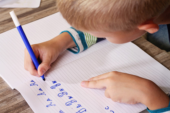 El aprendizaje de la escritura y la lectura están fuertemente relacionados. Tras escribir a mano, el cerebro activa la red que usa para leer y escribir. / Imagen: Fotolia