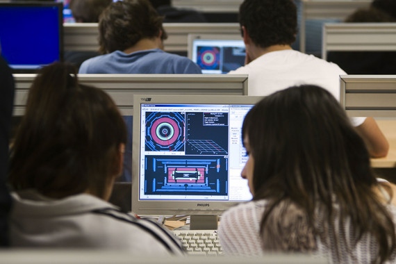 Estudiantes en una masterclass de física de partículas. (Foto: IFIC)