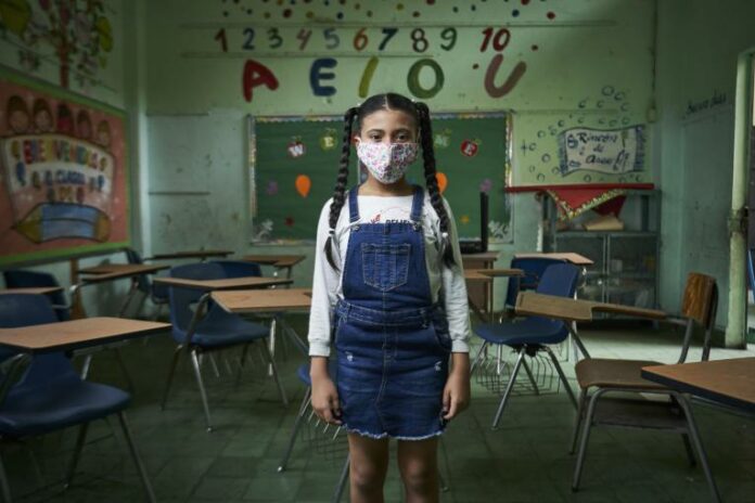 UNICEF_UN0359802_Schverdfinger Una estudiante frente a un aula de clase vacía en Ciudad de Panamá, Panamá. Foto: UNICEF/UN0359802/Schverdfinger.