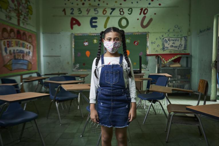Una estudiante frente a un aula de clase vacía en Ciudad de Panamá, Panamá. Foto: UNICEF/UN0359802/Schverdfinger.