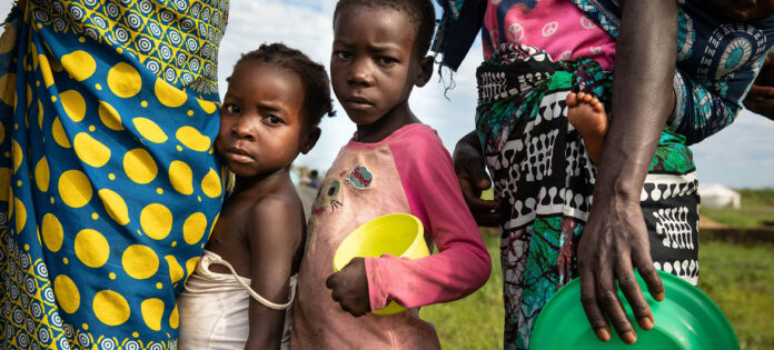 © UNICEF/Ricardo Franco Familias siniestradas por el ciclón Eloísa hacen cola para recibir asistencia alimentaria en Beira; Mozambique.