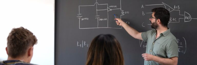 No basta con dominar la materia, hay que saber enseñarla: lo que reclaman los docentes de secundaria