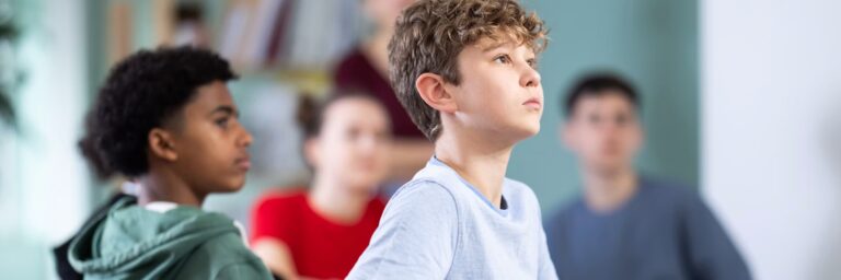 Por qué los niños dejan de preguntar en la escuela y cómo recuperar el hábito
